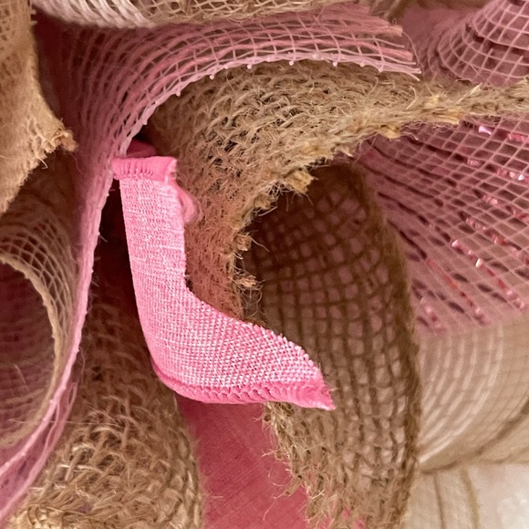 Family Wreath “HOME IS WHERE THE HEART IS” Mesh & Burlaps 20” pink wreath - Picture 5 of 9